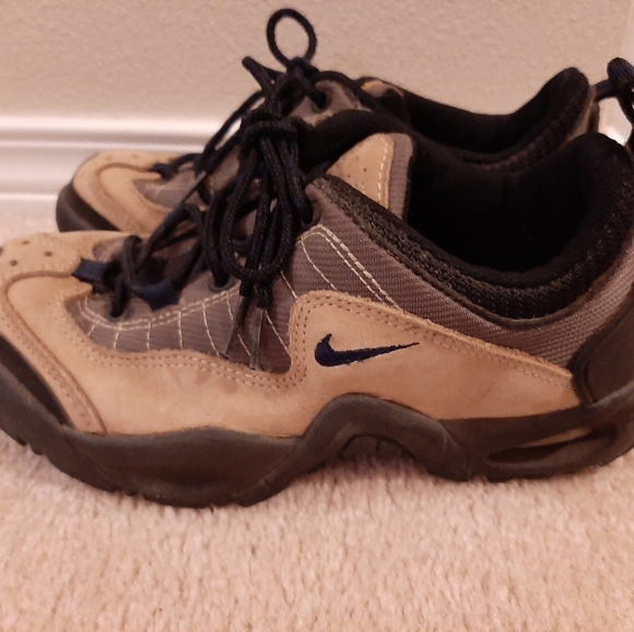 Womans Nike Hiking Shoes - Picture 1 of 4